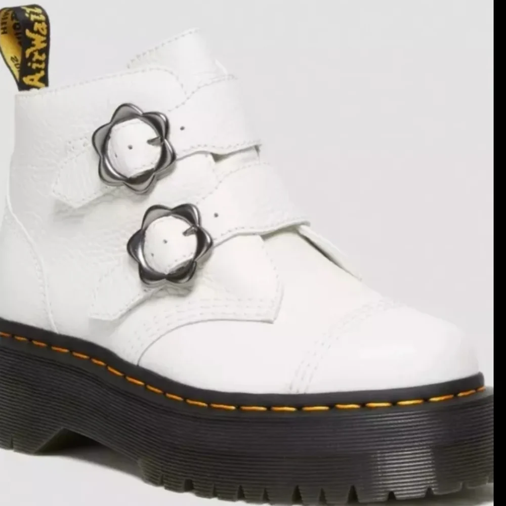 Dr. Martens FIRE! NIB! Devin Flower Buckle Leather Platform Boots in White. Sz 7